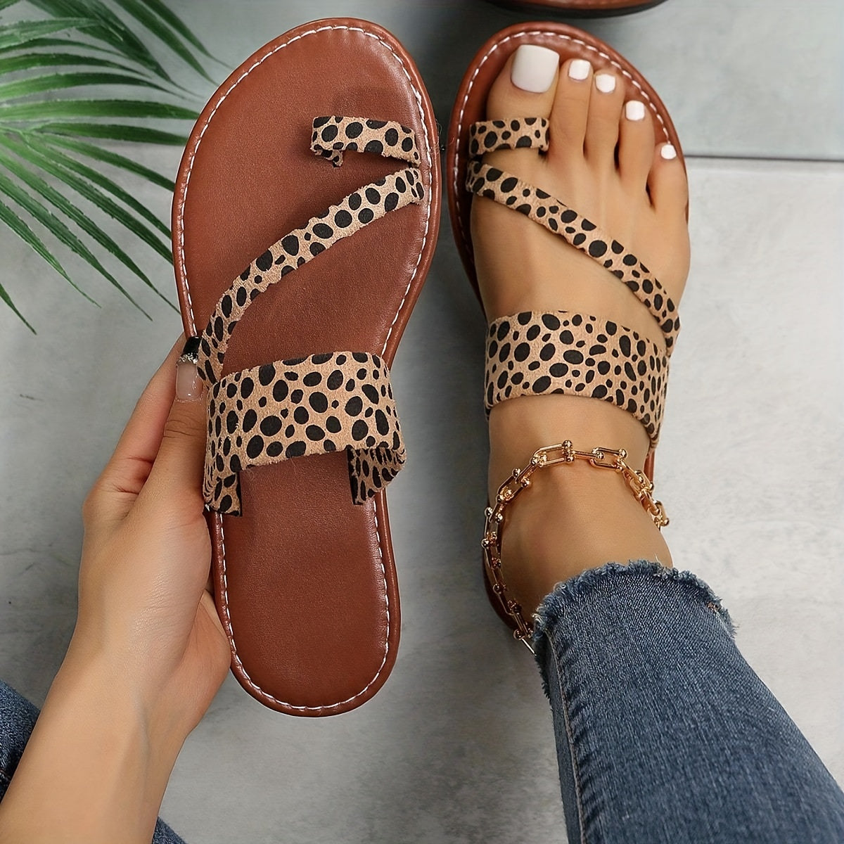 Women's Leopard Print Flat Slides - Fashion Toe Loop Open Toe Slide Sandals - Summer Beach Slide Shoes - For Women - Perfect for Summer Vacations & Beach Days - Ideal Gift for Fashionable Women
